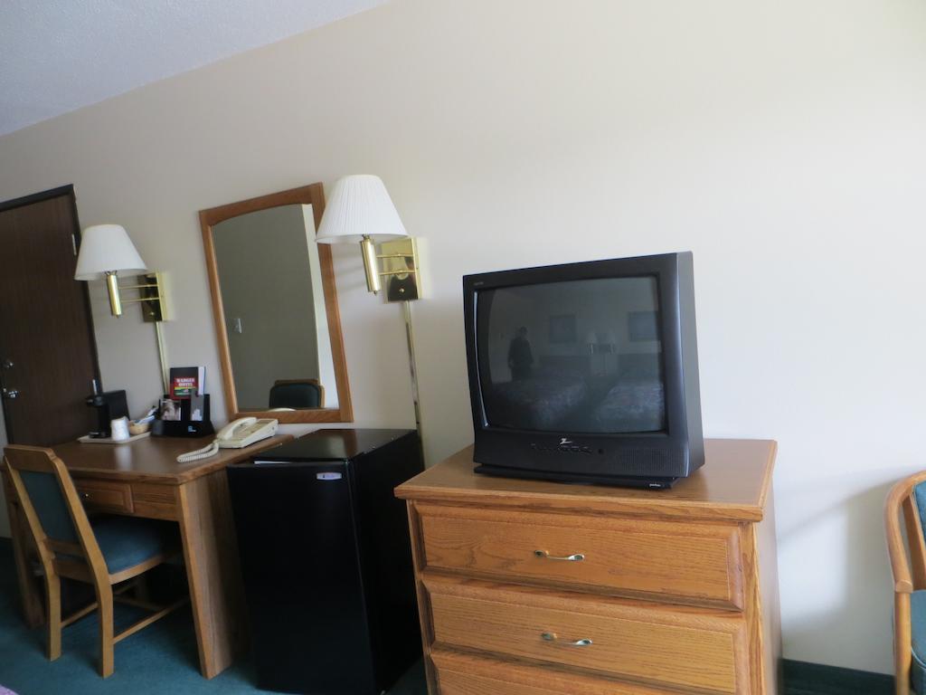 Cobblestone Inn & Suites - Merrill Номер фото