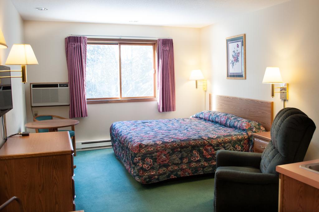 Cobblestone Inn & Suites - Merrill Экстерьер фото