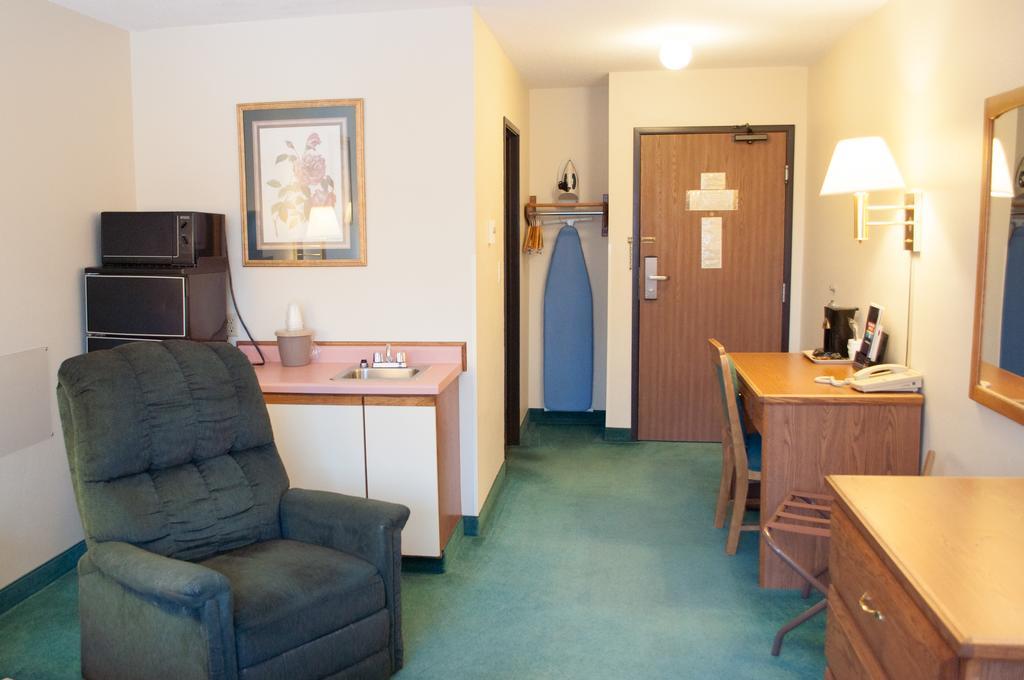 Cobblestone Inn & Suites - Merrill Экстерьер фото